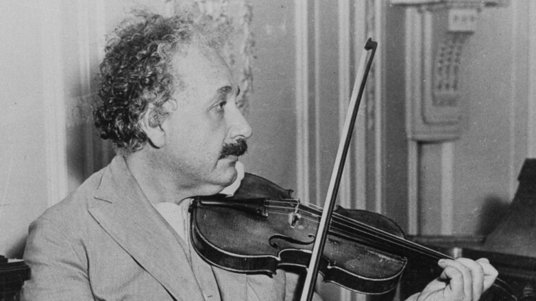 Альберт Эйнштейн играет на скрипке