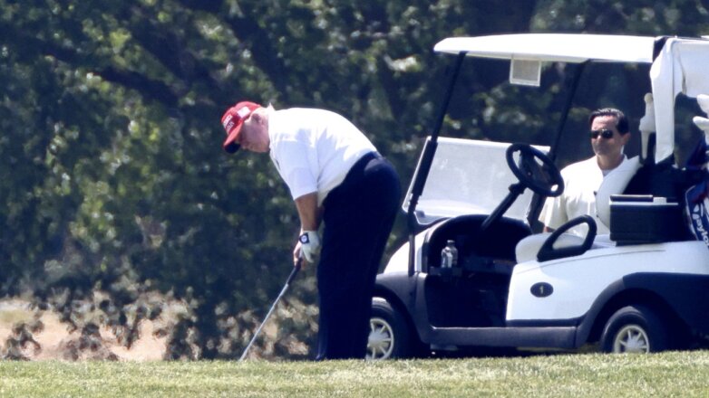 Трамп играет в гольф