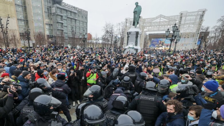 МВД: в незаконной акции протеста в Москве участвуют около 4 тыс. человек