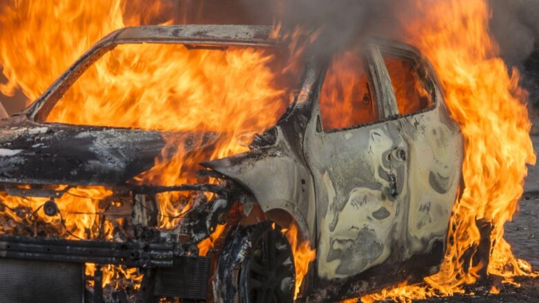 Способ избежать возгорания автомобиля зимой назвали в МЧС