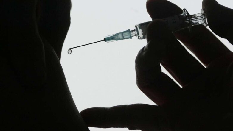 В России напомнили о запрете применения иностранных вакцин от COVID-19