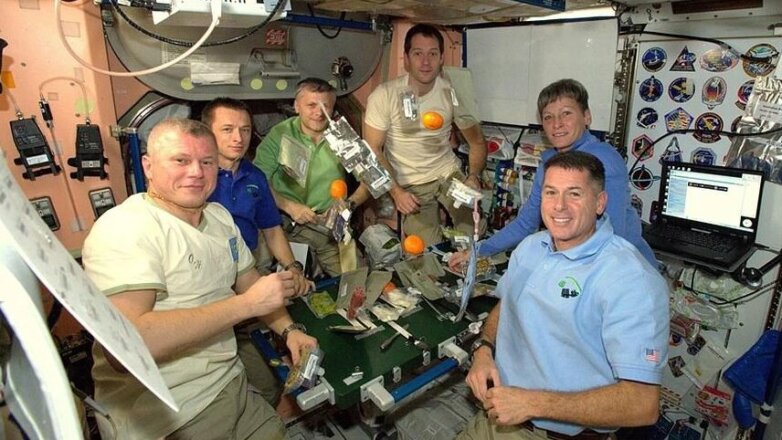 Космонавт рассказал, почему россияне и американцы делятся едой на МКС