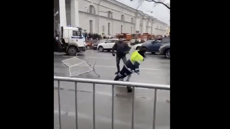 Напавший в ходе акции протеста на сотрудника ДПС задержан в Петербурге
