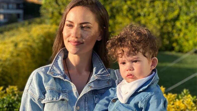 Жена турецкого актера Бурака Озчивита показала домашние кадры с сыном
