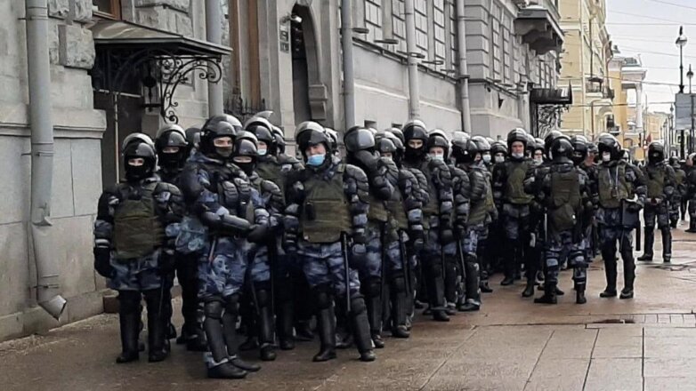 Число задержанных на незаконной акции в Петербурге назвал омбудсмен
