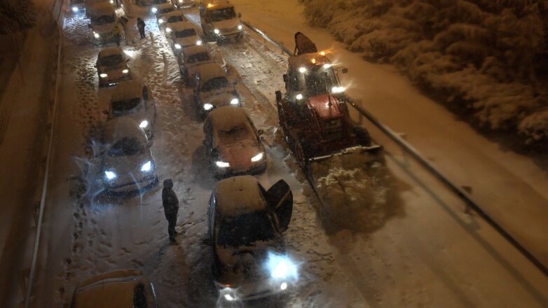 Застрявшие из-за снегопада автомобили на автомагистрали в Испании, 8 января 2021 года