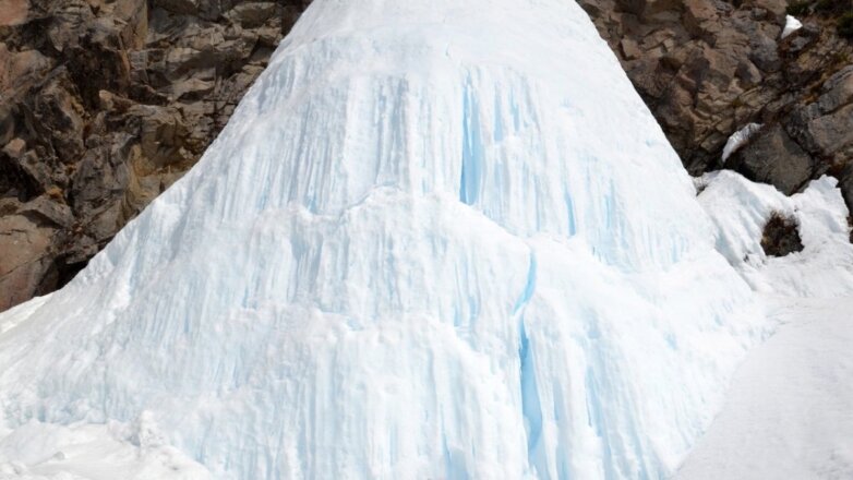 Возможную причину обрушения льда с водопада на Камчатке назвал ученый