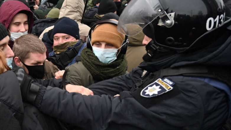 В Киеве произошли столкновения националистов с полицией