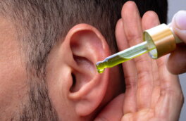 Врач-отоларинголог посоветовал чистить уши оливковым маслом