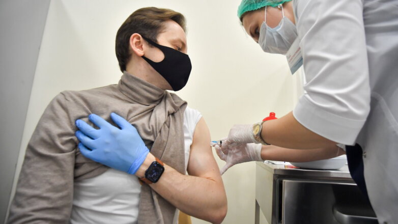 Когда повышенная температура после вакцинации требует похода к врачу, рассказал Мурашко