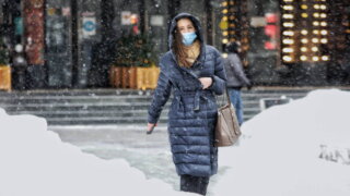 Москвичей предупредили о снеге и пронизывающем ветре 8 марта