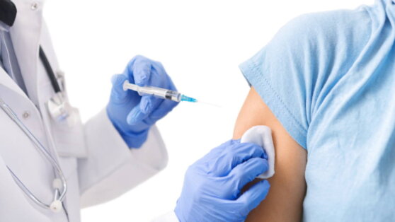 Инфекционист рассказал об опасности некоторых лекарств перед прививкой