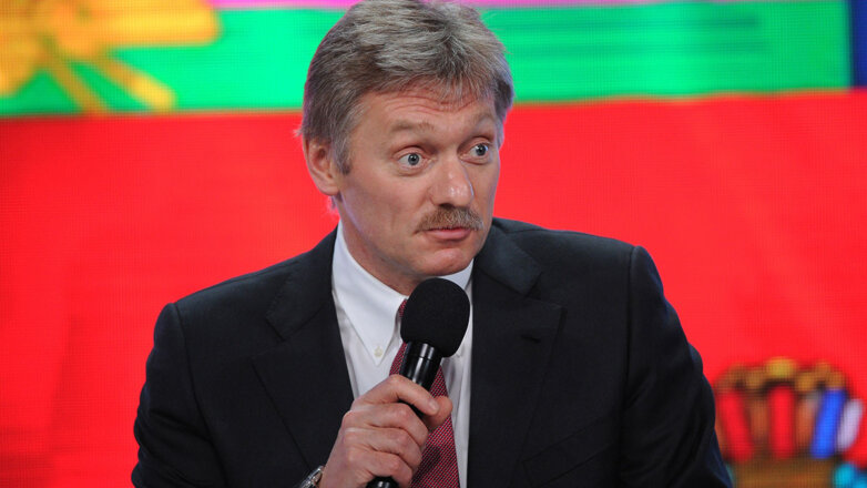 Дмитрий Песков пресс-секретарь президента Российской Федерации на красном фоне микрофон