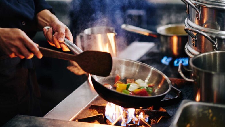 Ученые поняли, как избежать пригорания пищи на антипригарных сковородах