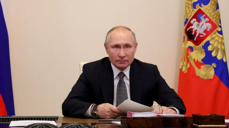 Президент России Владимир Путин с бумагами