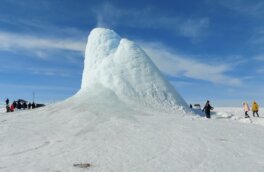 В степи Казахстана вырос огромный ледяной вулкан