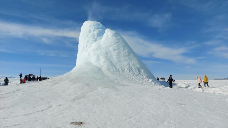 В степи Казахстана вырос огромный ледяной вулкан