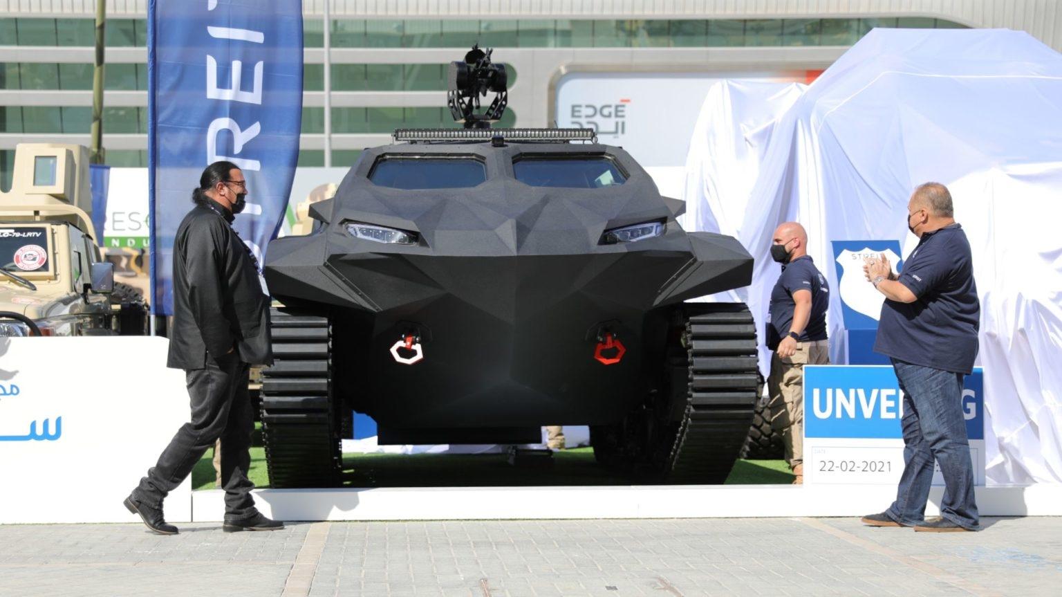 Стивен Сигал представил в ОАЭ бронированную амфибию-электромобиль