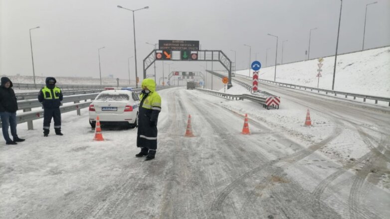 Крымский мост впервые перекрыли из-за снегопада