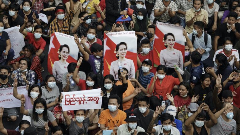 Акция протеста в Мьянме против захвата власти военными