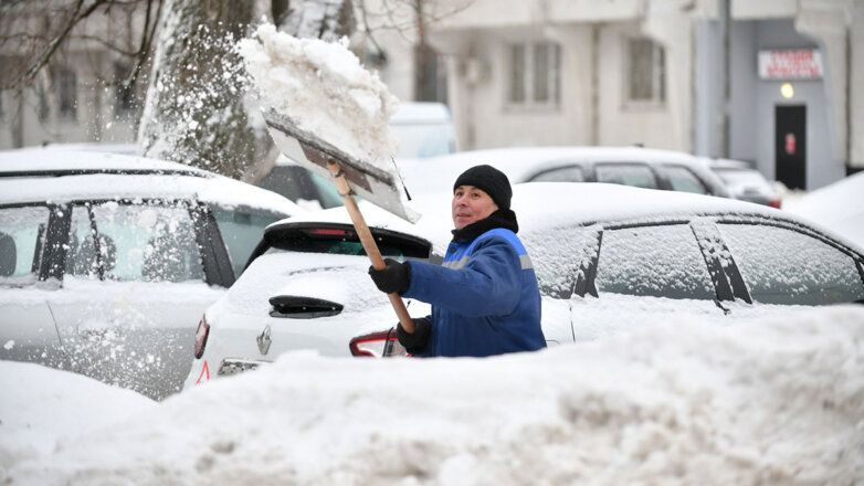 Работы по уборке дворов и парковок от снега в Москве