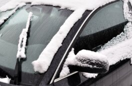 Водителей научили, как избавиться от налипающего на "дворники" снега