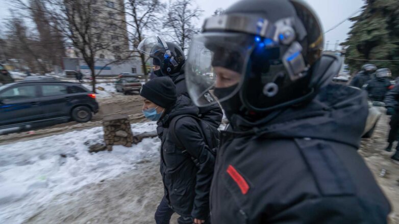 Число задержанных у суда сторонников Навального превысило 200 человек