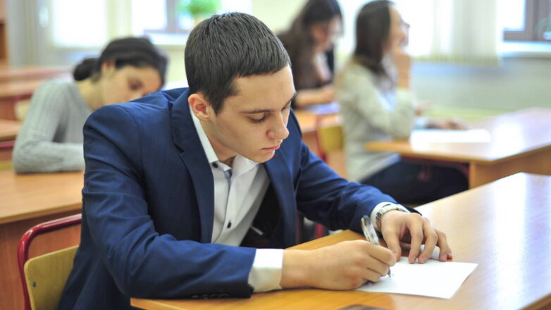 Российским школьникам назвали даты выпускных экзаменов