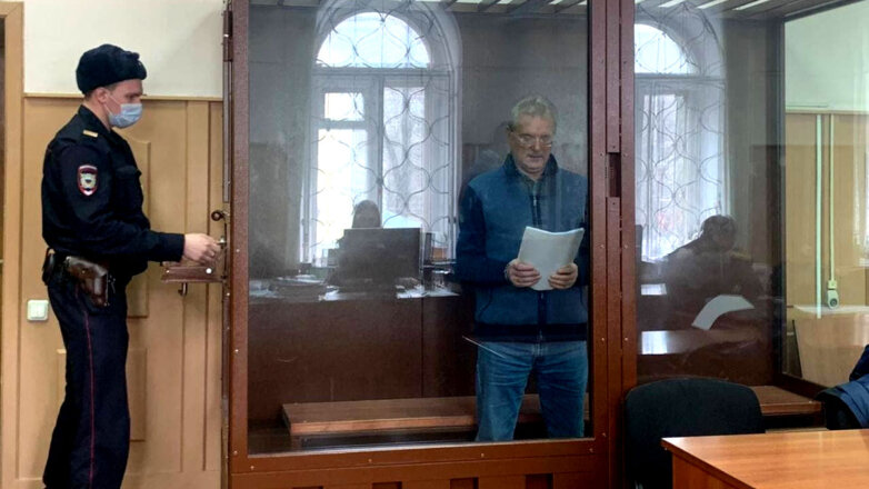 Губернатор Пензенской области Белозерцев в зале суда перед заседанием по делу о взятке