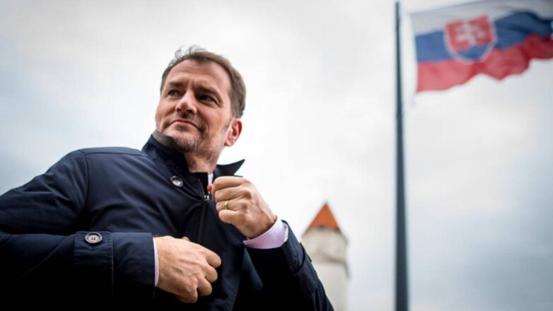 Премьер-министр Словакии ушел в отставку после закупки "Спутника V"