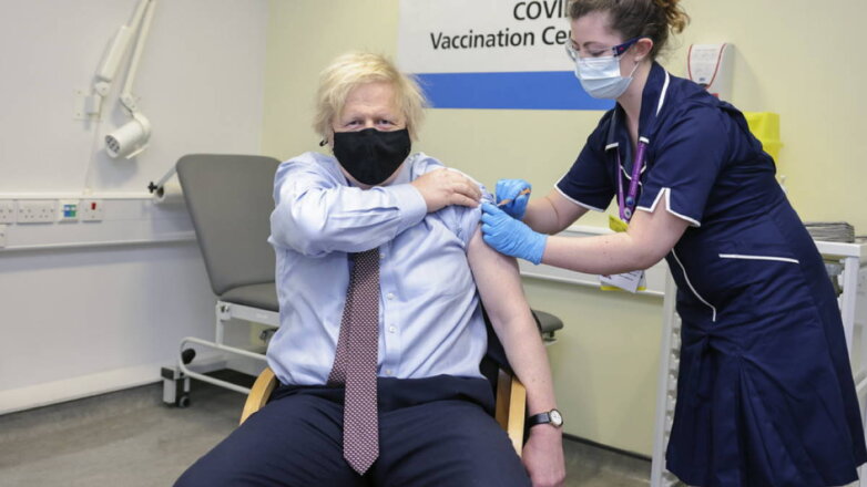 Борис Джонсон привился вакциной AstraZeneca
