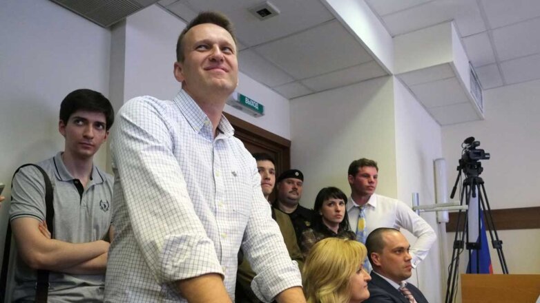 Алексей Навальный улыбается в суде
