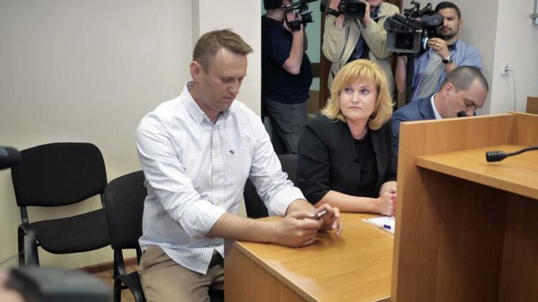772365 Алексей Навальный за столом с телефоном