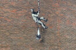 На стене бывшей тюрьмы появилось предполагаемое граффити Бэнкси