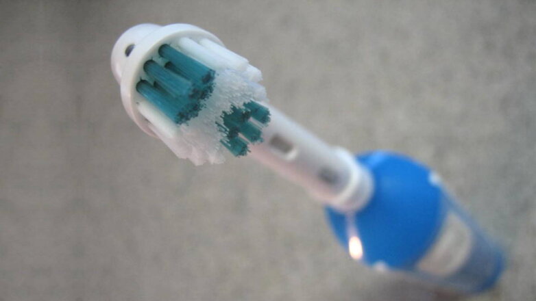 Эксперты назвали правила использования электрической зубной щетки