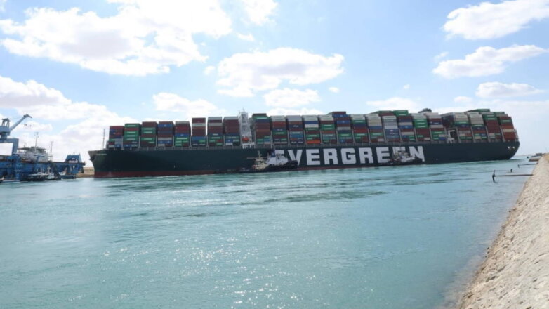 Европе предсказали дефицит товаров в случае недельной блокировки Суэцкого канала