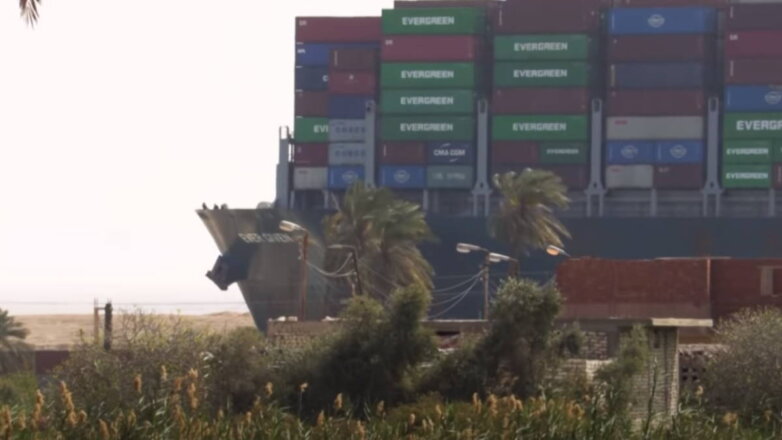 Bloomberg: застрявший в Суэцком канале контейнеровоз начнут разгружать 30 марта