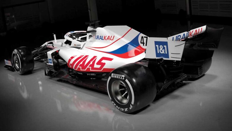 Представлен гоночный болид нового сезона "Формулы-1" с изображением российского триколора