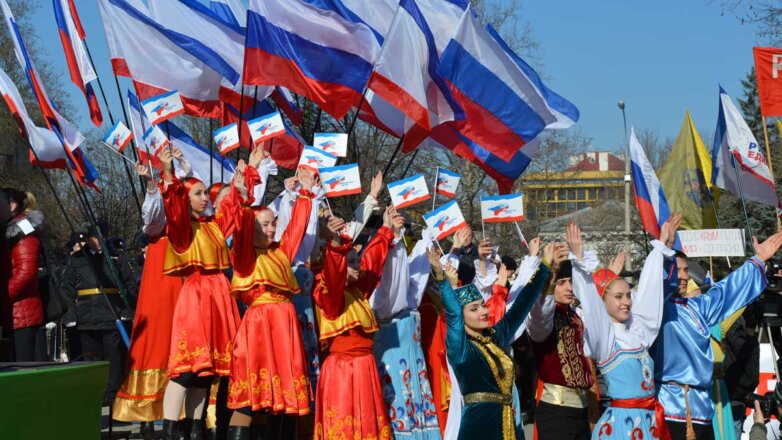 Песков заявил о постепенном снятии в России "ковидных" ограничений