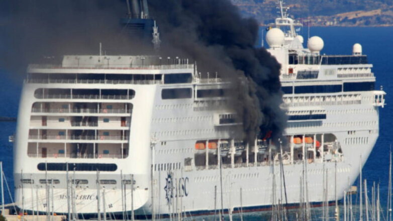 У берегов Греции загорелся круизный лайнер MSC Lirica