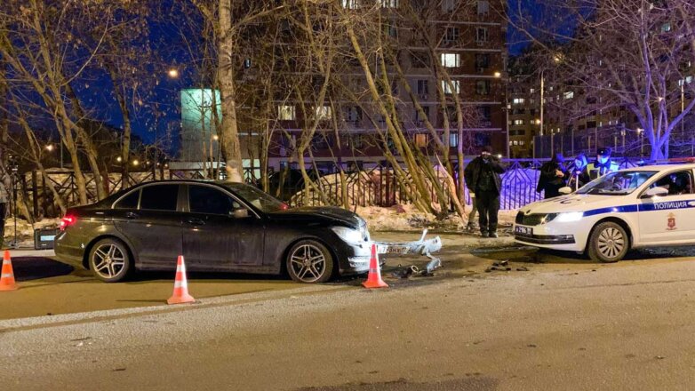 802188 Последствия ДТП с участием автомобиля Mercedes, сбившего двух пешеходов