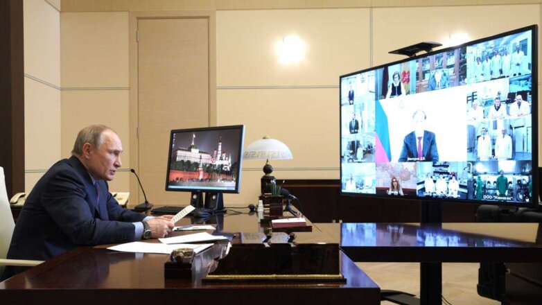 Владимир Путин онлайн мониторы за столом