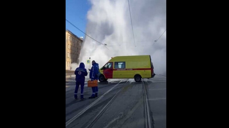 В центре Петербурга забил фонтан кипятка высотой в несколько этажей: видео