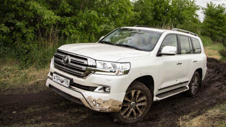 Toyota Land Cruiser in the mud в грязи