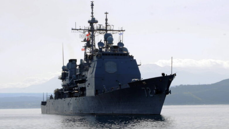 Отремонтированный американский крейсер снова начал терять топливо в море