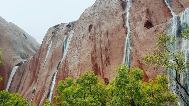 На видео попали водопады на знаменитой пустынной горе Улуру в Австралии