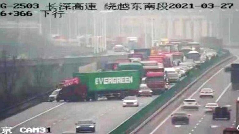 В Китае дорогу перегородил грузовик фирмы, чье судно заблокировало Суэцкий канал
