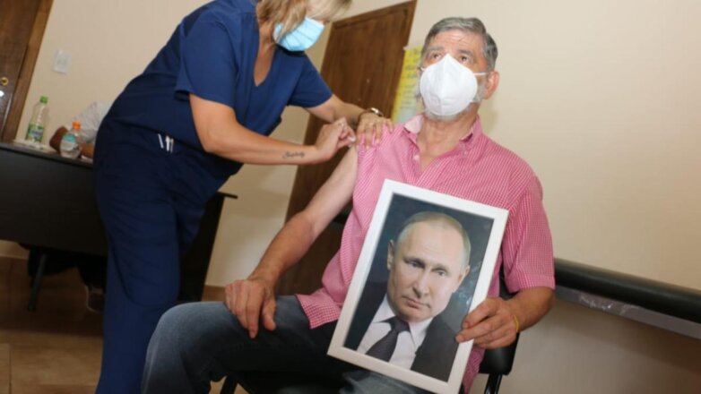 Мэр аргентинского города привился от COVID-19 с портретом Путина в руках