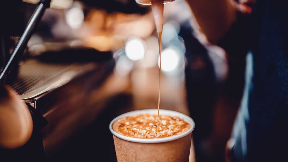 кофе и карамельный сироп coffee and syrups