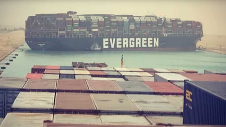 Заблокировавший Суэцкий канал гигантский контейнеровоз попал на видео